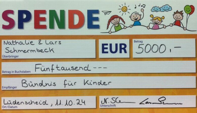 Scheck über eine Spende von 5.000 €